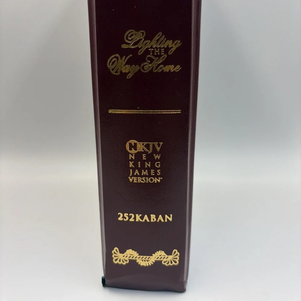 VTG Holy Bible 2002 NKJV  Thomas Kinkade Painter Of Light New King James Version